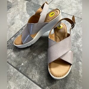 Born NEW. Leather sandals. 9. Super soft. Taupe. Platform wedge heel.